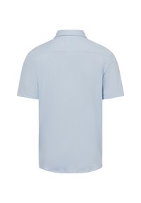 Lichtblauwe poloshirt met korte mouwen, voorzien van een standaardkraag, een gladde textuur en strakke lijnen. De achterkant heeft eenvoudige stiksels en geen patronen.