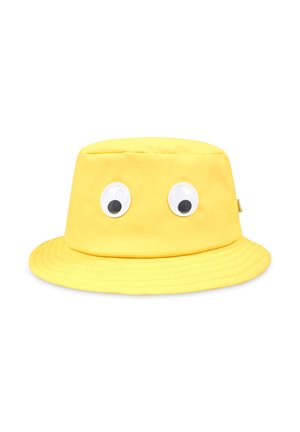 Cappello a secchiello giallo realizzato in tessuto liscio, con due grandi occhioni di plastica nella parte anteriore e una visiera larga e curva.