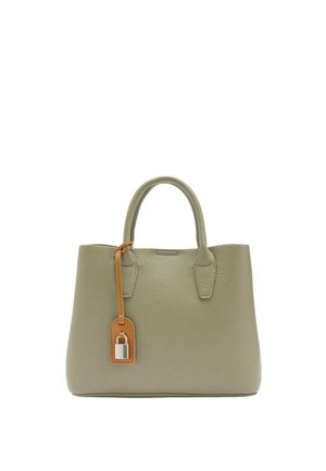 Torba na ramię z teksturowanej skóry w oliwkowym zielonym kolorze, z dwoma uchwytami i jasnobrązową skórzaną metką z srebrną kłódką.