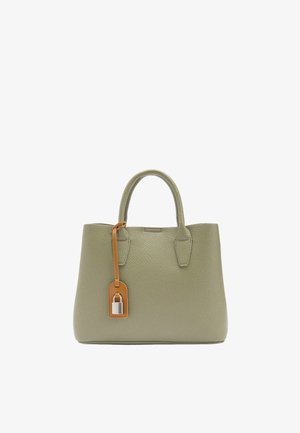 Torba na ramię z teksturowanej skóry w oliwkowym zielonym kolorze, z dwoma uchwytami i jasnobrązową skórzaną metką z srebrną kłódką.