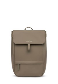 Beige rugzak met een klep, verstelbare schouderbanden, een voorvak en logo-detail. Gemaakt van gestructureerd synthetisch materiaal.