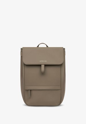 Beige rugzak met een klep, verstelbare schouderbanden, een voorvak en logo-detail. Gemaakt van gestructureerd synthetisch materiaal.