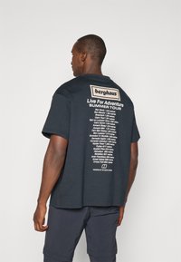 Berghaus CONCERT COLLECTION ADVENTURE TOUR TEE UNISEX - Tričko s potlačou - black