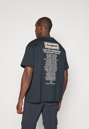 CONCERT COLLECTION ADVENTURE TOUR TEE UNISEX - Trükipildiga T-särk - black