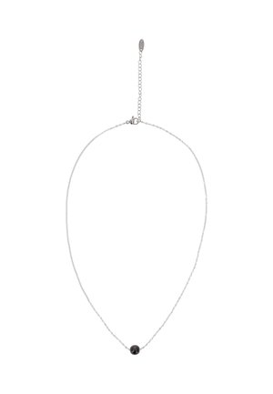 Dunne zilveren ketting met een enkele kleine zwarte ronde kraal als hanger en een verstelbare sluiting.