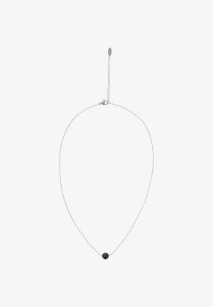 Tyndt sølvkædehalskæde med en enkelt lille sort rund perle vedhæng og justerbar lås.
