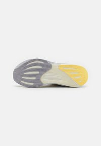 adidas Performance SUPERNOVA RISE - Chaussures de running sur route - footwear white/zero metallic/almost yellow