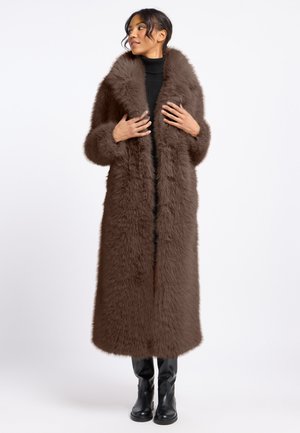 Frieda & Freddies, LANGER WEBPELZMANTEL MIT REVERSKRAGEN - Winter coat - mokka