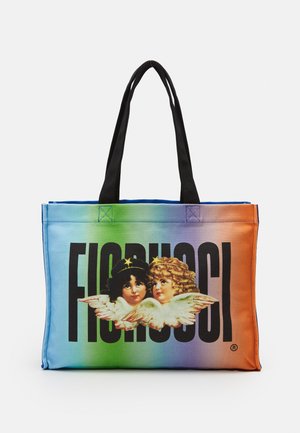 Sac cabas avec un dégradé bleu, vert et orange, des poignées noires, un grand texte « Fiorucci » et deux chérubins ailés portant des couronnes d'étoiles sur le devant.