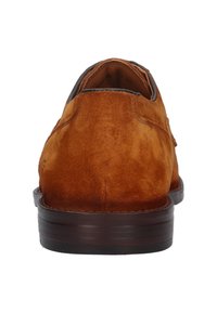 Chaussure en daim marron avec bout arrondi et finition lisse et texturée. Présente une semelle marron foncé avec des détails nervurés. Design classique à lacets.
