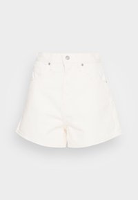 Pantalones cortos de mezclilla blancos de tiro alto con botón frontal, presillas para cinturón y bolsillos laterales, exhibidos sobre un fondo claro y liso.
