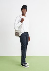 Columbia STREET TRANSIT™ SIDE BAG UNISEX - Skuldertasker - dark stone/iron
