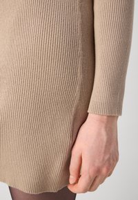 Calvin Klein Jeans Robe fourreau - sand