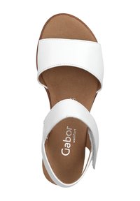 Sandal de cuero blanco con dos correas anchas en el pie, plantilla texturizada marrón y diseño minimalista. Marca Gabor visible.