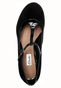 Chaussure Mary Jane femme en daim noir et cuir verni avec bride à boucle et semelle intérieure beige rembourrée, étiquetée Clarks.