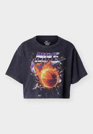 Juoda sutrumpinta „Nike“ marškinėlių su trumpomis rankovėmis ir grafika, kurioje pavaizduotas sprogstantis krepšinio kamuolys bei ryškios spalvos dizainuose.