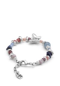 Bracelet en argent avec des perles assorties dans des teintes de bleu, rose et violet, doté d'un fermoir en forme de cœur texturé et d'une étiquette de logo.