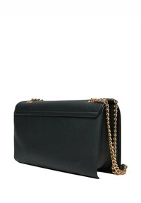 Borsa a mano in pelle nera con una forma rettangolare elegante, caratterizzata da una tracolla in catena dorata e una superficie liscia e texture. Dettagli di design minimalisti.