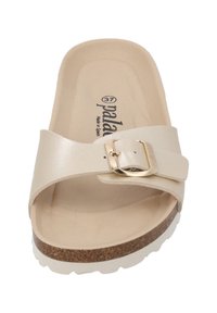 Beige halksandaler med en bred rem, guldbuckle och en texturerad korkfotbädd. Lätt upphöjd gummisula.