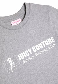 Pilka medvilninė marškinėliai su balta užrašu "JUICY COUTURE Sekmadienio bėgimo klubas" ir moters, bėgančios siluetu.