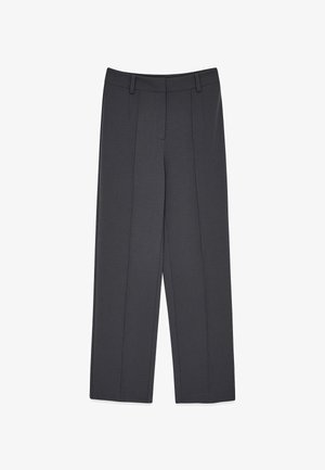 Pantalones grises a medida con un diseño de pierna recta, que cuentan con pliegues prensados, una textura suave y presillas para cinturón. No hay bolsillos visibles.