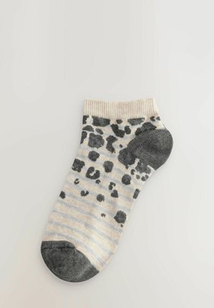 Knöchelsocken mit einem hellbeigen Grundton, schwarzen und grauen Leopardenflecken, gestreiftem Muster sowie einer dunkelgrauen Zehen- und Ferse.