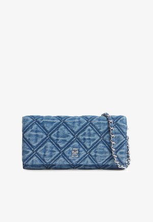 Quiltet blå denim clutch taske med sølvkæde rem og lille sølv "TH" logo centreret på frontklappen.