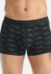 Czarne bokserki z geometrycznym nadrukiem z trójkątnymi kształtami w ciemnozielonym kolorze. Elastyczny pas, miękki materiał i dopasowany krój.