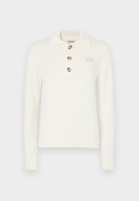 Biely pletený sveter s golierom, tromi veľkými gombíkmi, rebrovanými manžetami a lemom. Obsahuje logo "GUESS JEANS" v svetlo šedej farbe.