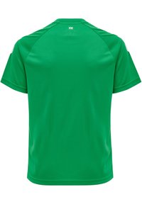 Camiseta atlética verde de manga corta, hecha de material sintético suave. Presenta un cuello redondo y sutiles acentos blancos en los hombros.