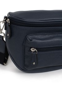 Borsa a tracolla in pelle blu navy con forma arrotondata, dotata di una cerniera superiore e di una tasca esterna con tirazip in argento. Superficie testurizzata.