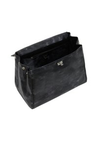 Bolso de cuero negro con una forma estructurada, textura suave, cierre de cremallera en la parte superior y detalles en hardware plateado en la parte frontal y los laterales.