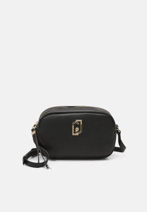 Černá obdélníková crossbody taška se zlatým zipem a zlatým geometrickým logem na přední straně, s nastavitelným páskem s detaily třásní.