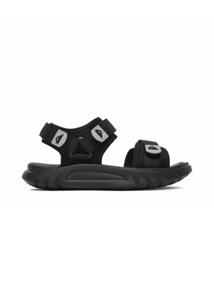 Sort åben sandal med justerbare remme over ankel og tæer, polstret sål og små logoplaketter på hver rem.