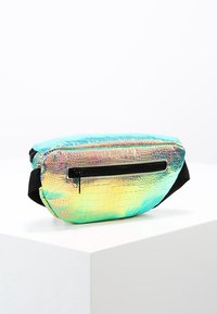 Fanny pack i iriserende kunstlæder med krokodilleskindsstruktur, med en frontlomme med lynlås og sort justerbar rem.