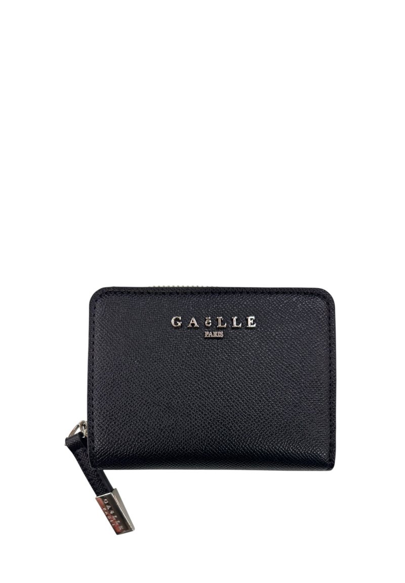 Portafoglio in pelle nera con finitura testurizzata, dotato di chiusura con zip e logo del marchio sul davanti. Forma compatta e rettangolare.