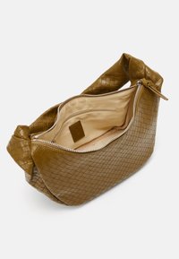 Bolso de cuero trenzado marrón con cierre de cremallera, textura suave y un bolsillo interior. El asa está anudada para un detalle adicional.