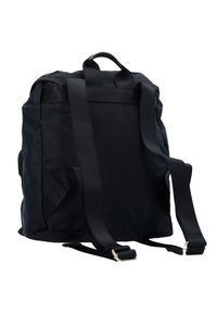 Zaino nero realizzato in tessuto resistente, con spallacci regolabili, maniglia superiore e design minimalista senza motivi o accenti visibili.