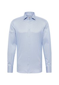 Camicia azzurra a maniche lunghe con bottoni, caratterizzata da un piccolo motivo a croce blu scuro e colletto a punta, esposta su uno sfondo bianco.