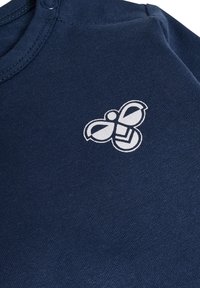 Marinblå bomullsbody med en vit bi-logga på bröstet. Tyget har en slät yta med rundad halsringning och tryckknappsstängning vid axeln.