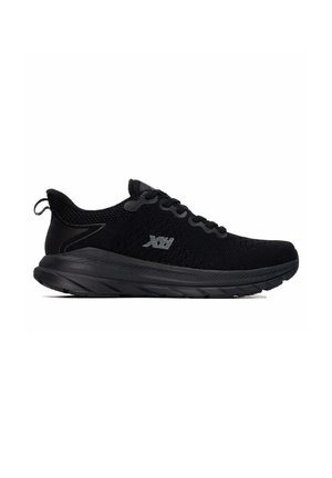 Zapatilla deportiva negra con parte superior de malla, diseño con cordones, suela gruesa acolchada y logo "Xti" en el lateral, mostrada en perfil lateral sobre fondo blanco.