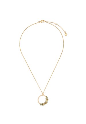 Zlata verižica z okroglim obeskom, okrašenim z majhnimi modrimi emajliranimi cvetovi in prozornimi kristali na eni strani.