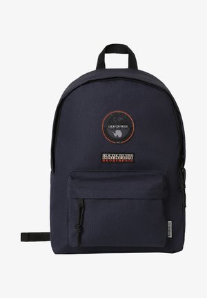 Marineblå rygsæk lavet af slidstærkt stof, med en frontlomme med lynlås, to justerbare stropper og logoer broderet på forsiden.