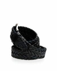 Cintura in pelle intrecciata nera con una fibbia d'argento lucido. Presenta un design tessuto e una punta cilindrica.