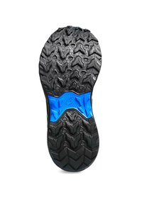 Suela de goma negra con un patrón de tracción agresivo. La suela intermedia presenta un acento azul con una superficie texturizada para mayor estabilidad y agarre.