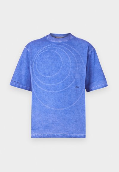 Mėlyna trumpa rankovė marškinė, pagaminti iš minkštos medžiagos, su apvaliu raštu šviesesniame atspalvyje ir apvaliu kaklu su matomais siūlėmis.