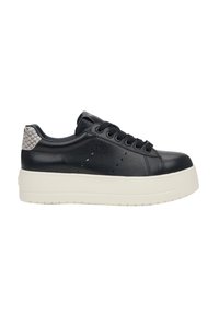 Zwarte leren sneakers met een getextureerde grijze hakaccent, plateauzool, ronde neus en zes oogjes voor veters. Gladde oppervlakte met minimale perforaties.