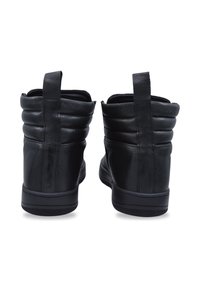 Czarne skórzane botki za kostkę z miękkim, teksturowanym wykończeniem, marszczonym wzorem przy kołnierzu oraz płaską gumową podeszwą.