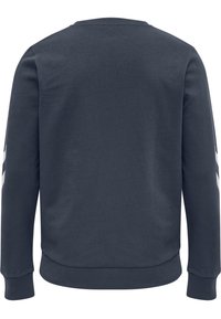 Felpa navy con maniche lunghe, girocollo, polsini e orlo a coste, con strisce diagonali bianche sulle maniche. Tessuto in morbido misto cotone.