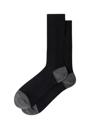 Schwarze, bis zur Mitte der Wade reichende, gerippte Socken mit dunkelgrauen, verstärkten Zehen- und Fersenbereichen, flach ausgelegt und leicht überlappend auf weißem Hintergrund.